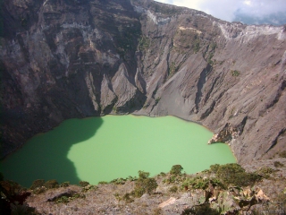 Irazú -tentokrát zelené sírové jazero vo výške 3432 m.n.m.